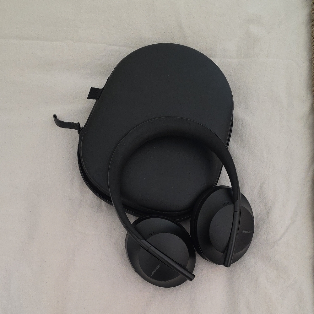 Bose 700 Black Over-Ear Noise Cancelling Headphones with Case